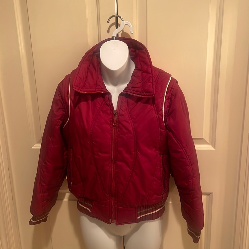 VINTAGE 1970’s LADIES ZIP-UP MAROON W/GREY & WHITE PINSTRIPE PUFFER JACKET